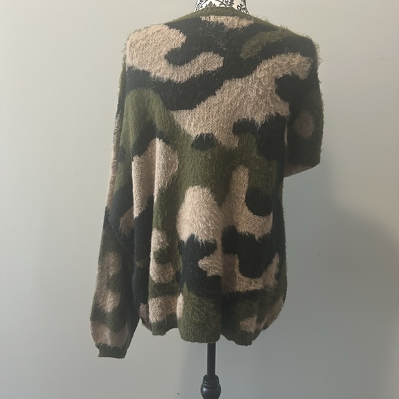 NWOT.  Woman’s long sleeve eyelash sweater with round neckline & predator print. - Picture 8 of 10